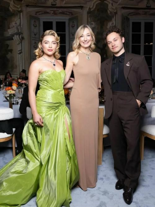 30-Летняя Флоренс пью официально подтвердила свои отношения с актёром финном Коулом, появившись вместе с ним на мероприятии. 01