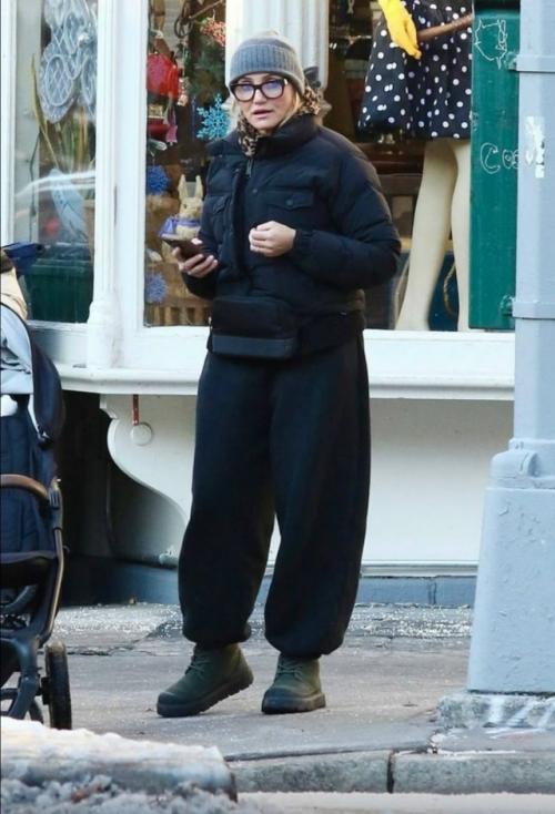 53-Летняя Кэмерон диаз с мужем Бенджи мэдденом выбрались на прогулку по Нью-йорку с младшеньким - годовалым кардиналом. 03