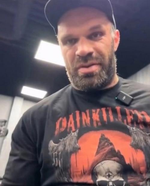 Как выглядит рука Дениса цыпленкова и девушки из зала. 01