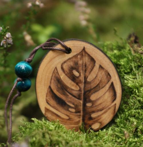 Удивительные кулончики. Из деревянных спилов. 03