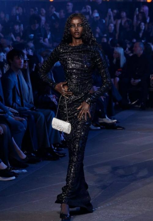 Анок яй - это буквально лучшее, что случилось с новым круизным показом Gucci. 04