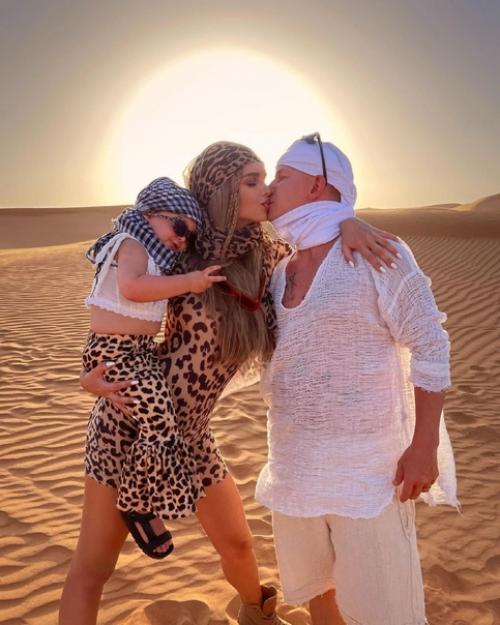 Ханна, пашу и их доченька Адриана такие чудесные и счастливые! 03