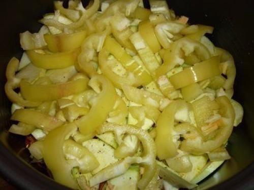 Овощи, запеченные слоями в мультиварке. 04