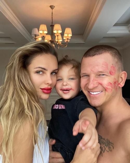 Ханна, пашу и их доченька Адриана такие чудесные и счастливые! 01