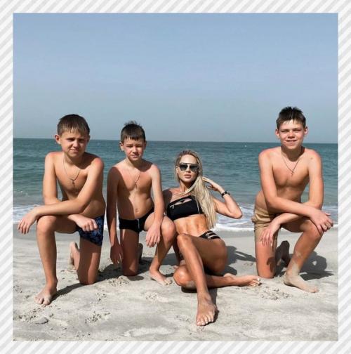 Спортивные девушки. Мечта люб й девуш и, быть мама 3-х сын вей, защитни в и иметь ши арную фигуру и эт все удал сь в пл тить марие П гребня. 01