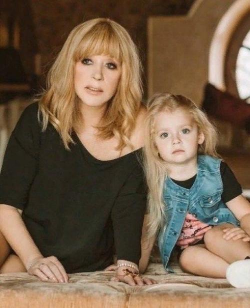 Алла пугачева со своей доченькой! 01