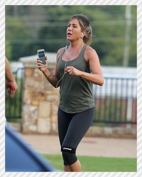 Спортивные девушки. Фи уре Дженнифер энистон в свои 52 ода можно толь о позавидовать. 04