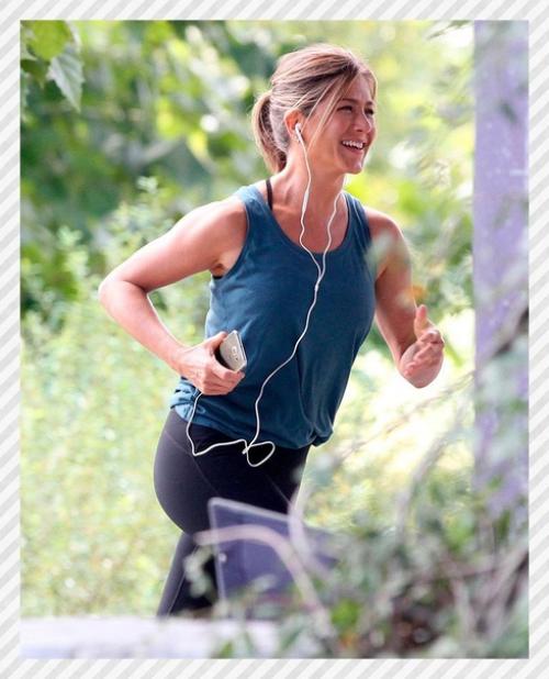 Спортивные девушки. Фи уре Дженнифер энистон в свои 52 ода можно толь о позавидовать. 02