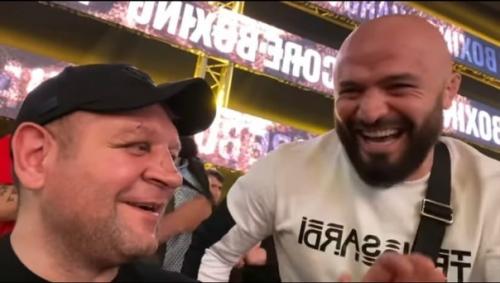 Александр Емельяненко хочет начать продавать свой мерч и спрашивает у аудитории - попробовать ли. 02