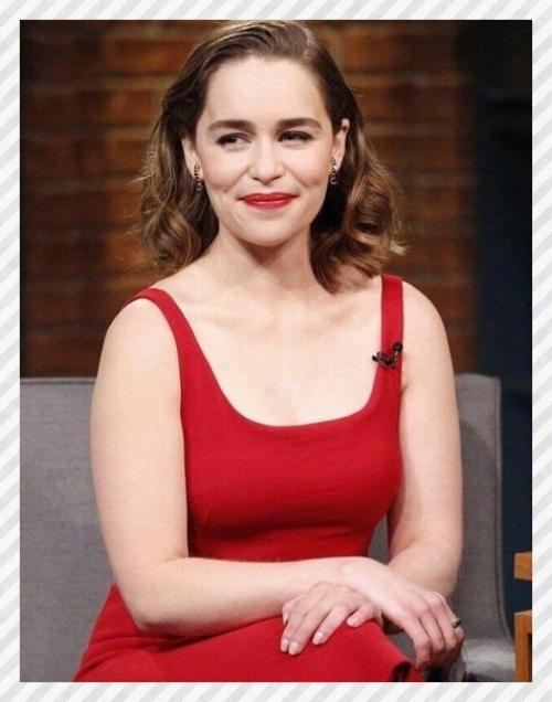 Спортивные девушки. Подозревают, что Эмилия Кларк на рани анорексии, так как за последние пол ода она скинула 20 кило Рамм. 02