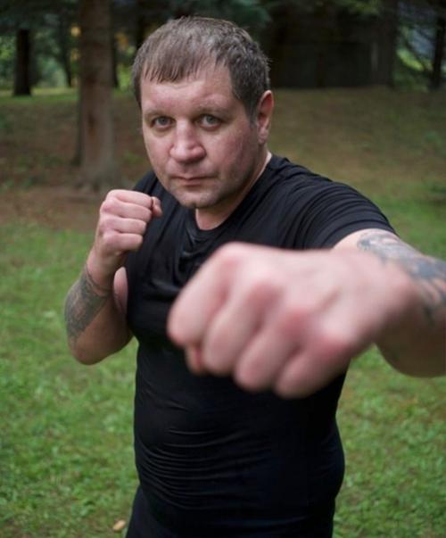 Александр Емельяненко хочет начать продавать свой мерч и спрашивает у аудитории - попробовать ли. 01