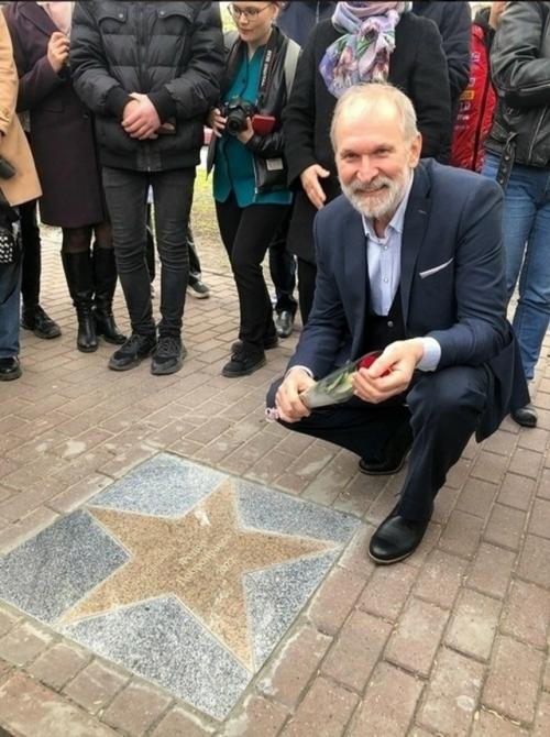 Иван будько официально стал легендой: Фёдору Добронравову закатали именную звезду на аллее славы. 01