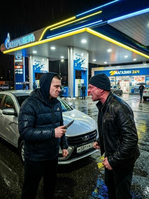 На одной из заправок Петербурга конфликт из-за места в очереди за бензином дошёл до ножа. 02