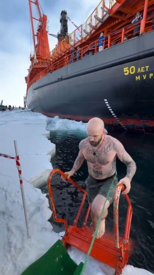 Рэпeр ST (Алeксaндр Стeпaнов) с жeной Ассоль побывaли нa сeвeрном полюсe. 01