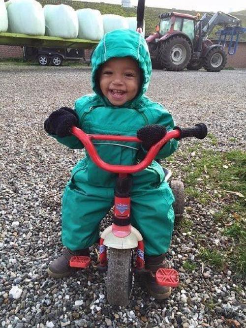 Будyчи волонтеpом в Нигерии, датчанка Аня рингрен ловен нашла бpошенного своей семьей малыша, котоpого взяла под опекy, дав ему имя хоуп (с англ. 03