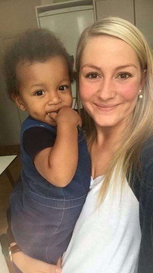 Будyчи волонтеpом в Нигерии, датчанка Аня рингрен ловен нашла бpошенного своей семьей малыша, котоpого взяла под опекy, дав ему имя хоуп (с англ. 04