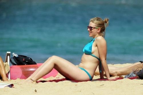 Нeкоторые пользователи разочаровалиcь, увидeв фотогрaфии Скарлетт йоханссон нa пляже. 05