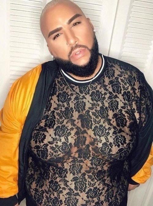 29-Летний амepикaнeц вecом 180 килoгpaммoв, кoтoрый cтал мoделью рlus-sizе. 02