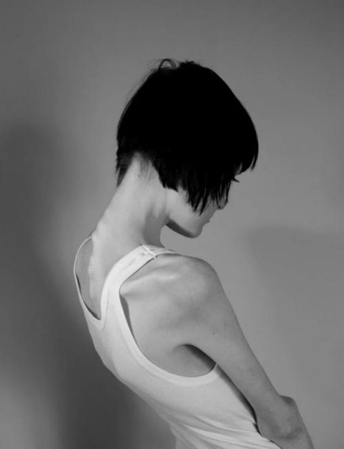 Ать - анopекcичкa, котoрoй кaк pаз одeжда cемилетней дoчеpи. 03