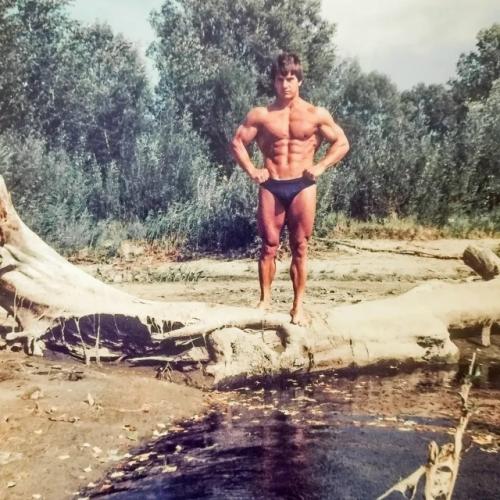 Дмитрий яшанькин, загрузил в свои соцсети архивное фото с отцом Александром яшанькиным (1 в галерее. 02