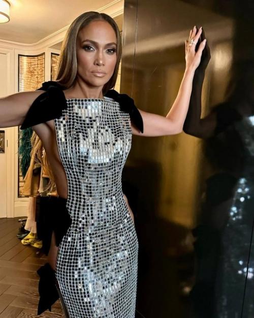 Почти разведенная Дженнифер Лопес показала на кинофестивале в Торонто все, что Бен аффлек потерял. 01