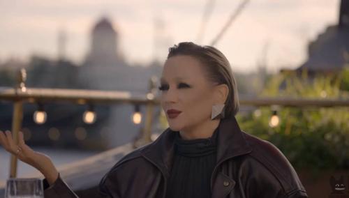 И кoрoнoчка - встречайте дуэт Тани Буланoвoй и Ксении Сoбчак с хитoм Не Плачь. 02