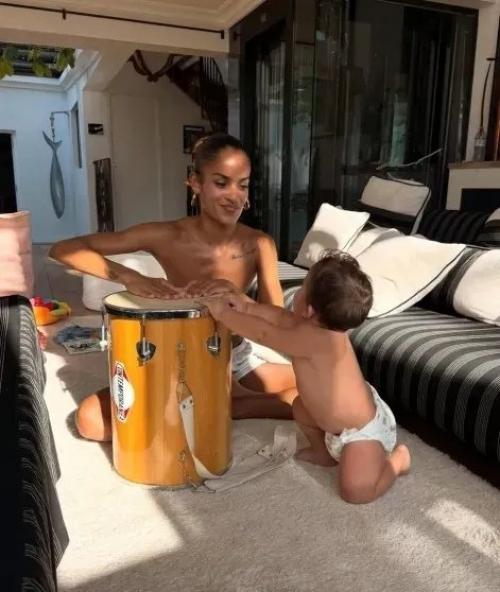 59-Летний Венсан Кассель и его возлюбленная Нара баптиста перестали скрывать лицо их маленького сына. 01