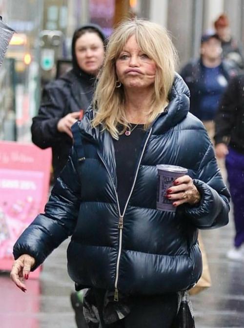 80-Летняя голди хоун публику своим внешним Видом ужаснула. 02