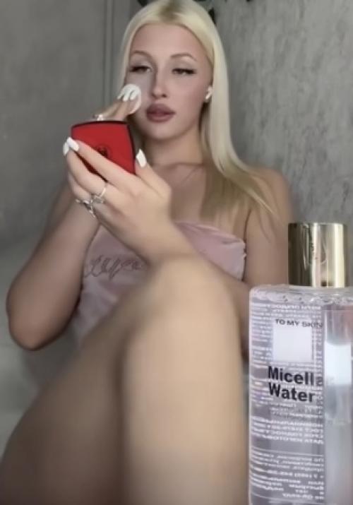 Тот самый подростковый апдейт: ноги скрестила По-новому и сразу почувствовала себя взрослой, загадочной и опасной. 01