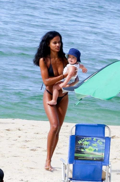 59-Летний Венсан Кассель и его возлюбленная Нара баптиста перестали скрывать лицо их маленького сына.  