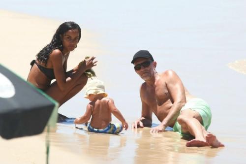 59-Летний Венсан Кассель и его возлюбленная Нара баптиста перестали скрывать лицо их маленького сына. 02