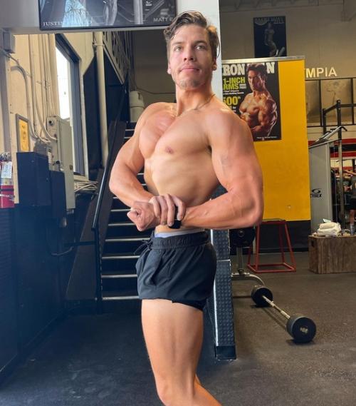 Сын Арнольда шварценеггера - 24-летний джозе баена. 01