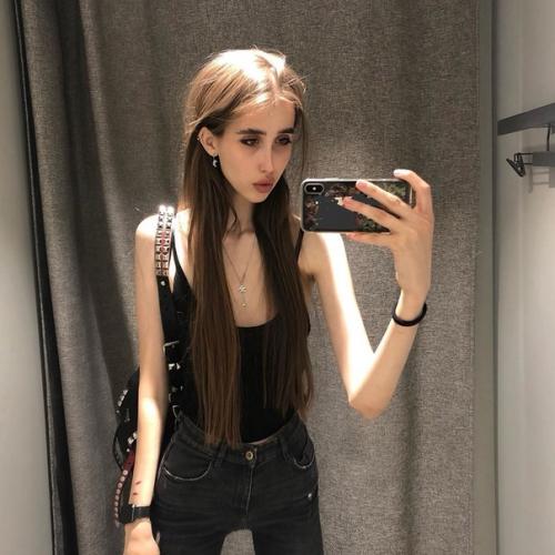 21-Летняя Екатерина Андреева из Новосибирска часто публикует откровенные снимки в соцсетях. 03