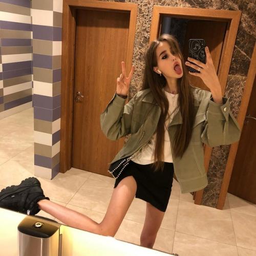 21-Летняя Екатерина Андреева из Новосибирска часто публикует откровенные снимки в соцсетях. 01