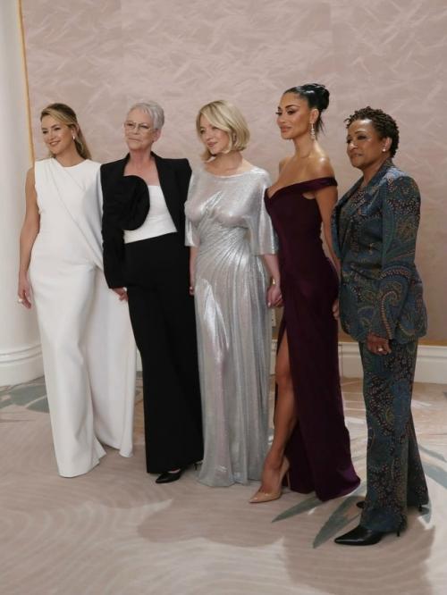 Актриса сидни Суини из сериала Эйфория появилась на премии журнала Variety в голом платье. 07