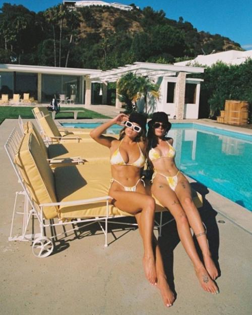 Летняя фотосессия двух красоток: певицы холзи и актрисы сидни Суини. 02