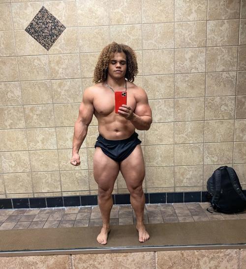 Бодибилдер узома обилор, рост которого составляет 168 см, а вес - 85 кг, активно пропагандирует натуральный бодибилдинг. 01