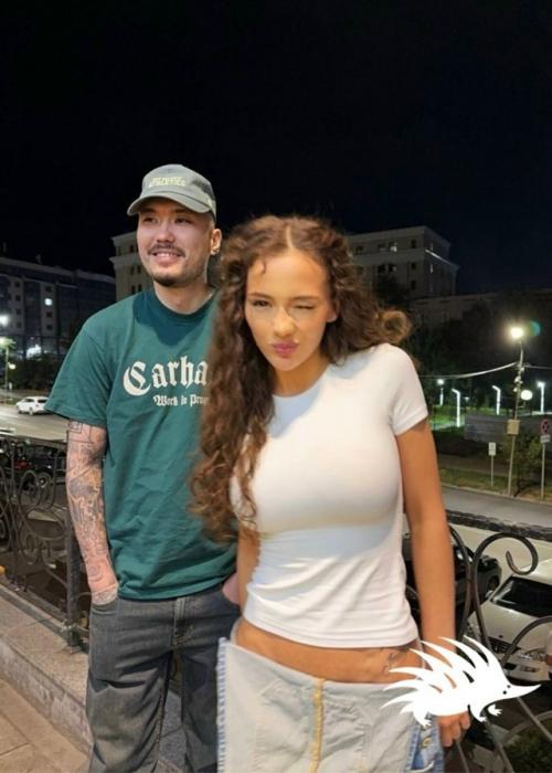 Валя карнавал поделилась совместными фотками со скриптонитом. 01