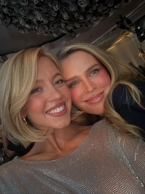 Актриса сидни Суини из сериала Эйфория появилась на премии журнала Variety в голом платье. 03