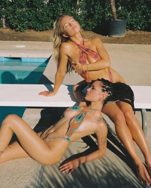 Летняя фотосессия двух красоток: певицы холзи и актрисы сидни Суини. 03