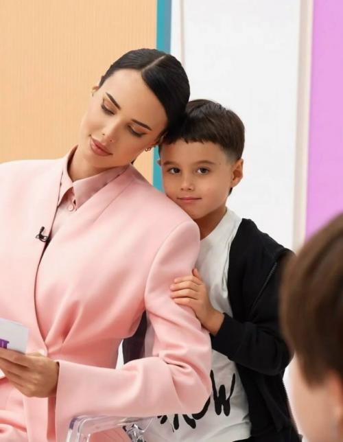 Анастасия Решетова показала, как развлекается с сыном.

