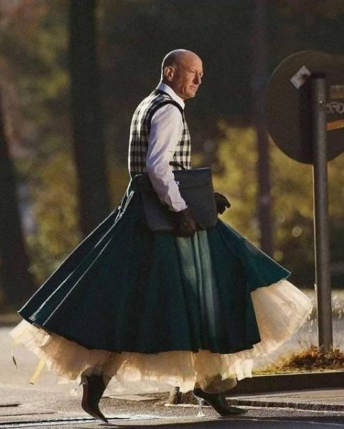 61-Летний американец Марк Брайан, живущий в Германии, стал звездой соцсетей из-за того, что предпочитает одеваться как женщина.

