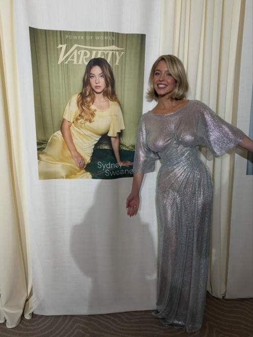 Актриса сидни Суини из сериала Эйфория появилась на премии журнала Variety в голом платье. 02