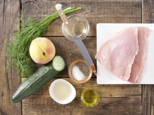 Шницель из индейки с персиково - огуречной сальзой. 01