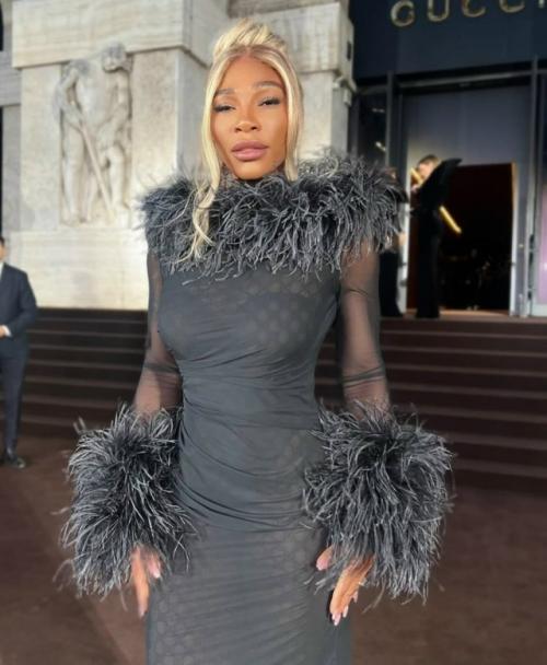 Серена Уильямс хвастает стройной фигурой (а какая талия) на показе Gucci. 01