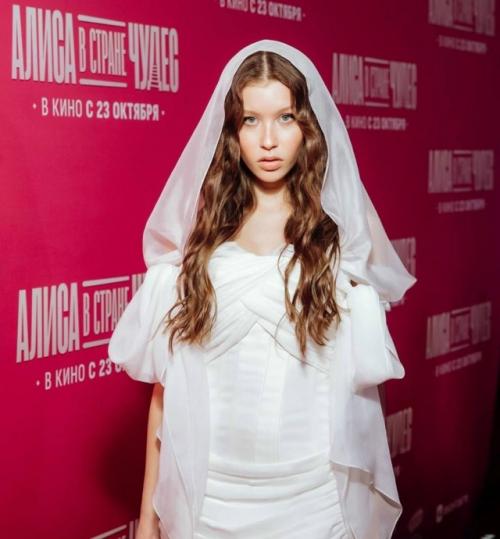 Аня пересильд вошла в тройку лучших актрис года по версии вциом, разделив первое место с Марией Ароновой и Светланой ходченковой. 02