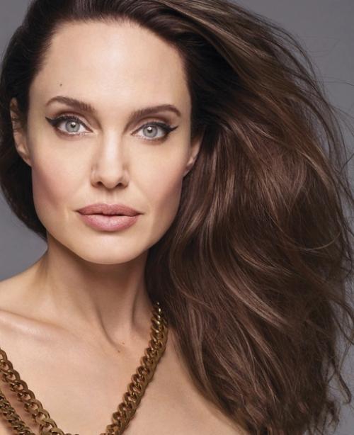 Прекрасная фотосессия 46-летней Анджелины Джоли! 03