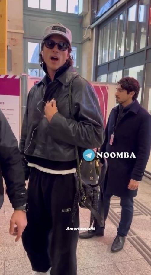 Джейкоб элорди столкнулся с неприятным следствием своей популярности - постоянным вниманием папарацци. 01 Джейкоб элорди столкнулся с неприятным следствием своей популярности - постоянным вниманием папарацци. 01