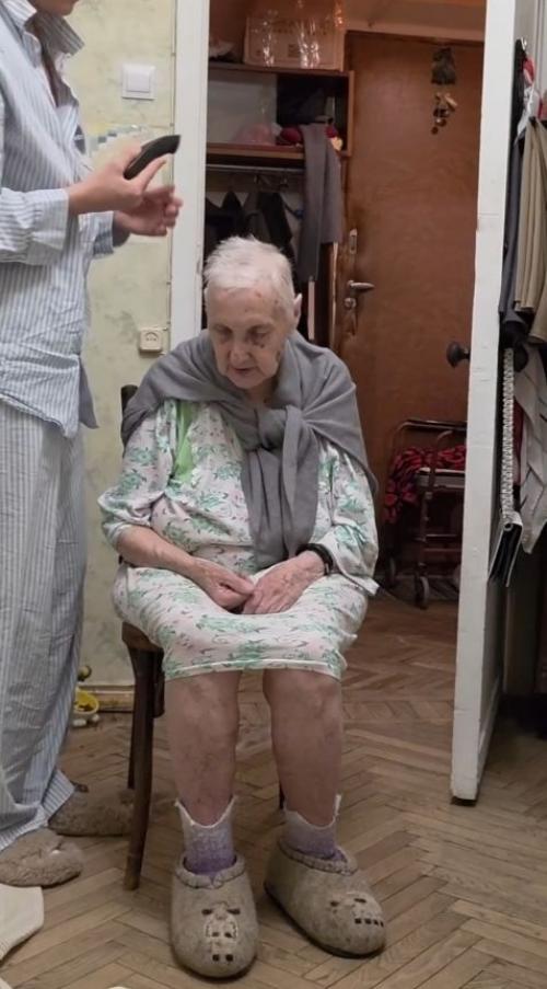 Немного нежности: Ирина Горбачева сделала причёску своей 94-летней бабушке. 02