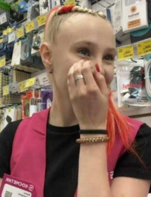 Пожилая женщина стиральный порошок в магазине купила. 01